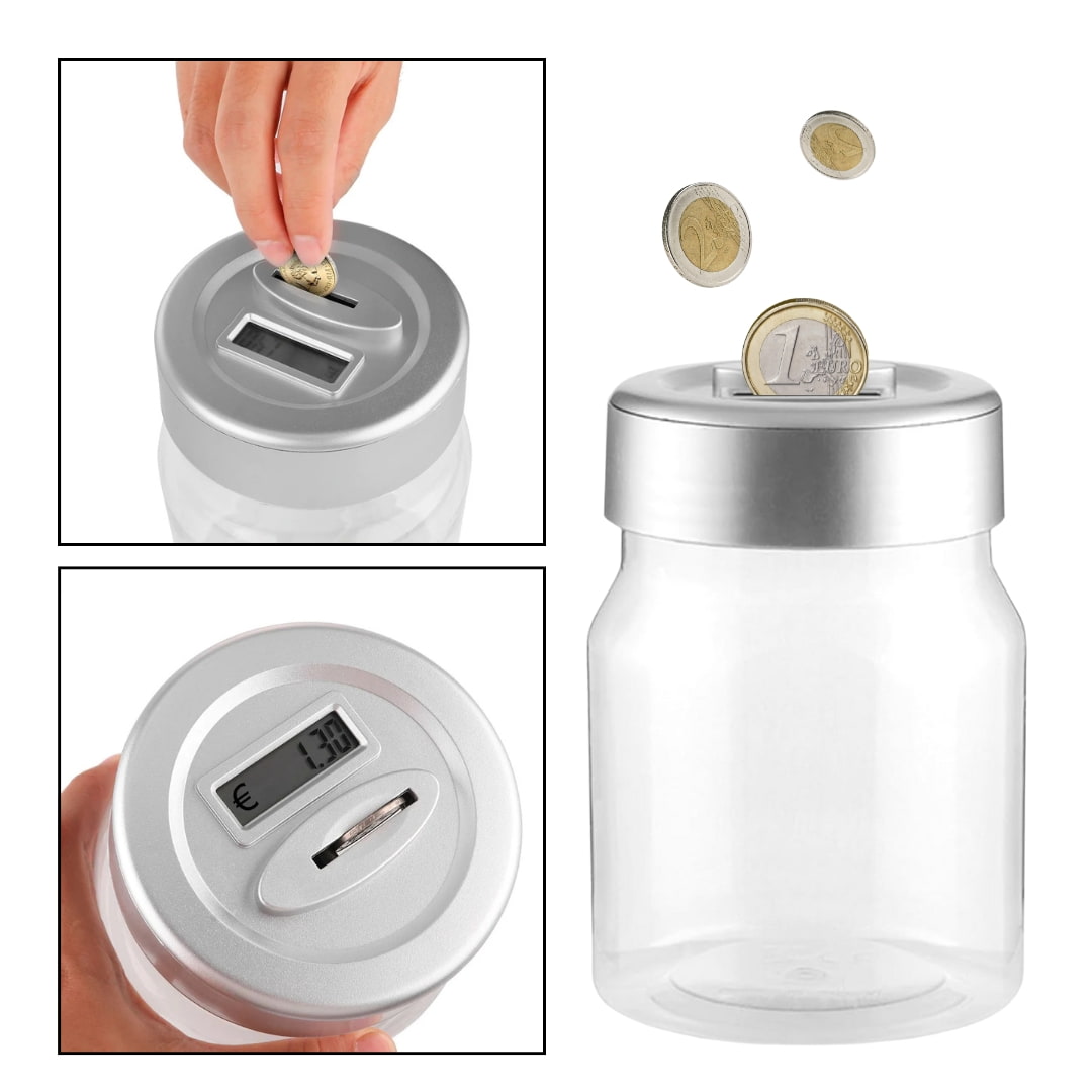 Persona introduciendo moneda en hucha electrónica Savny transparente