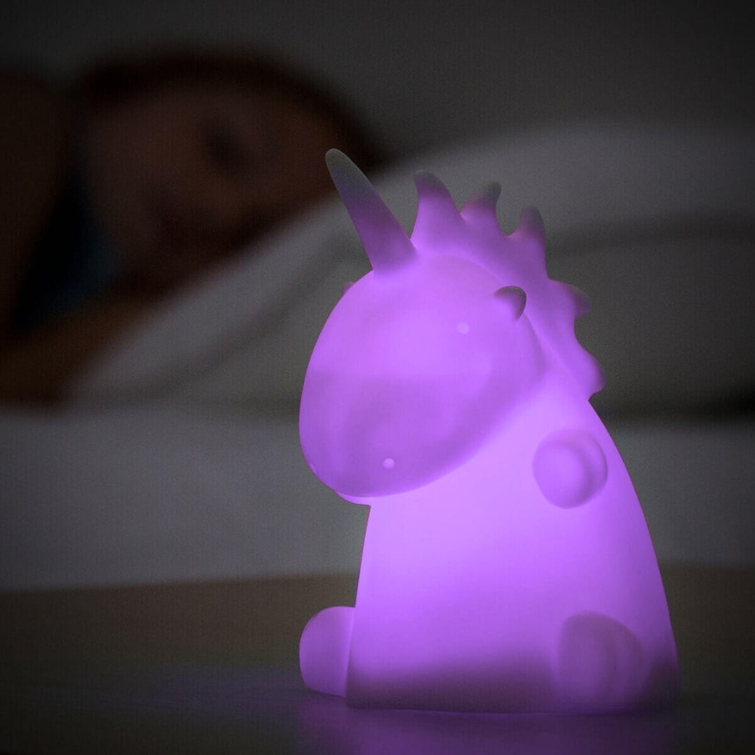 Niña abrazando lámpara unicornio LED como luz quitamiedos nocturna
