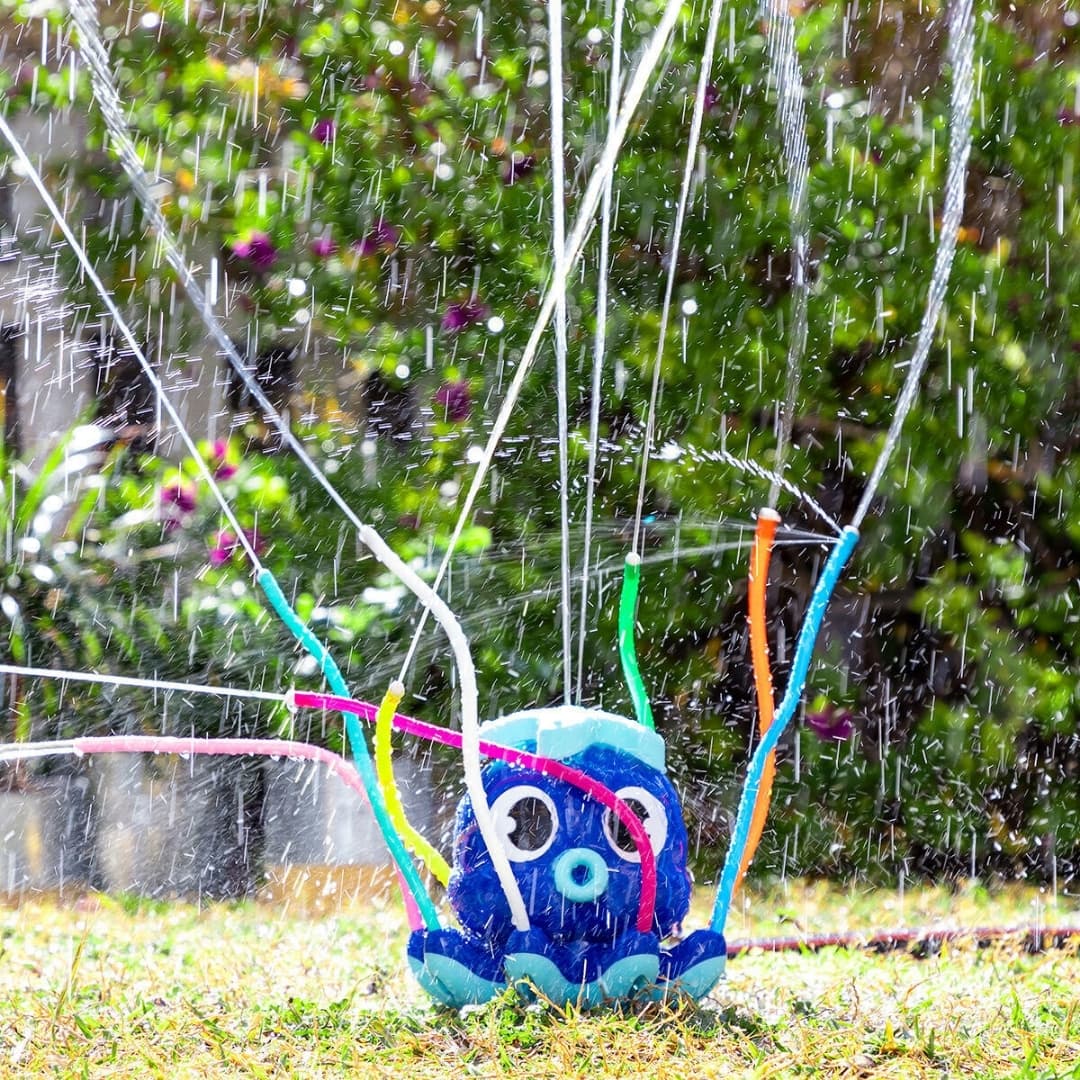 Detalle de tentáculos flexibles del pulpo rociador lanzando chorros de agua