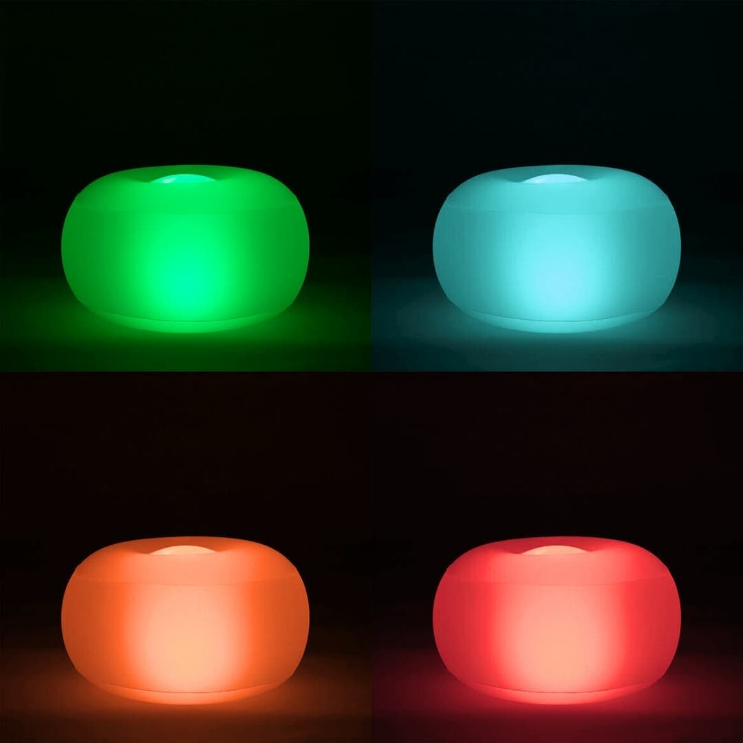 Asiento Pulight flotando en piscina iluminado con luces LED