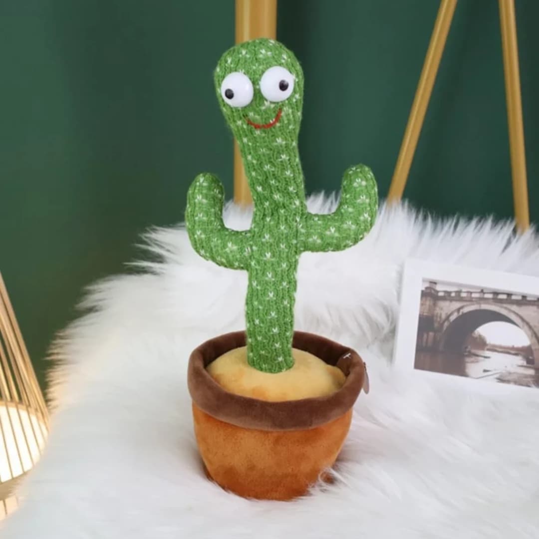 Niño pequeño interactuando y riendo con el cactus bailarín encendido.