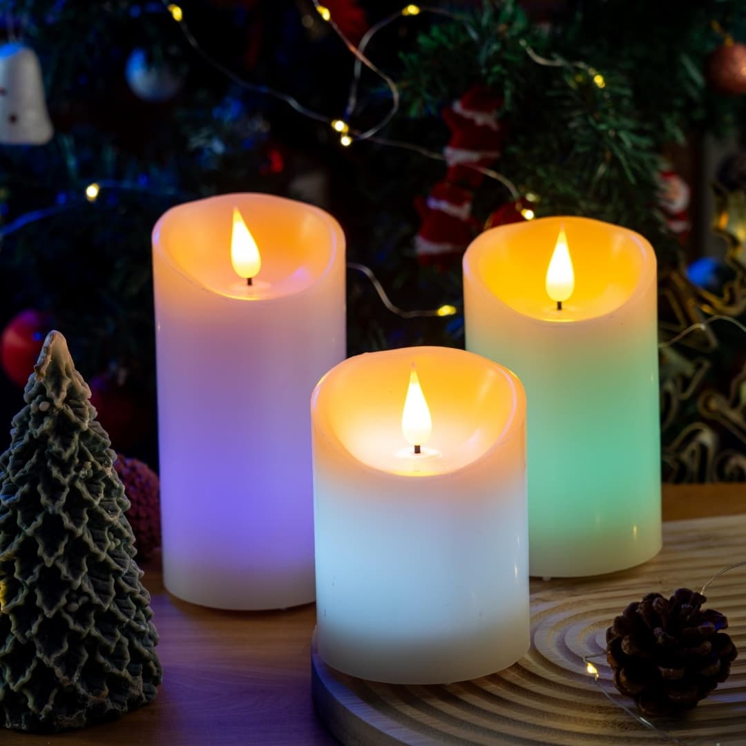 Velas LED encendidas en modo multicolor, creando ambiente acogedor
