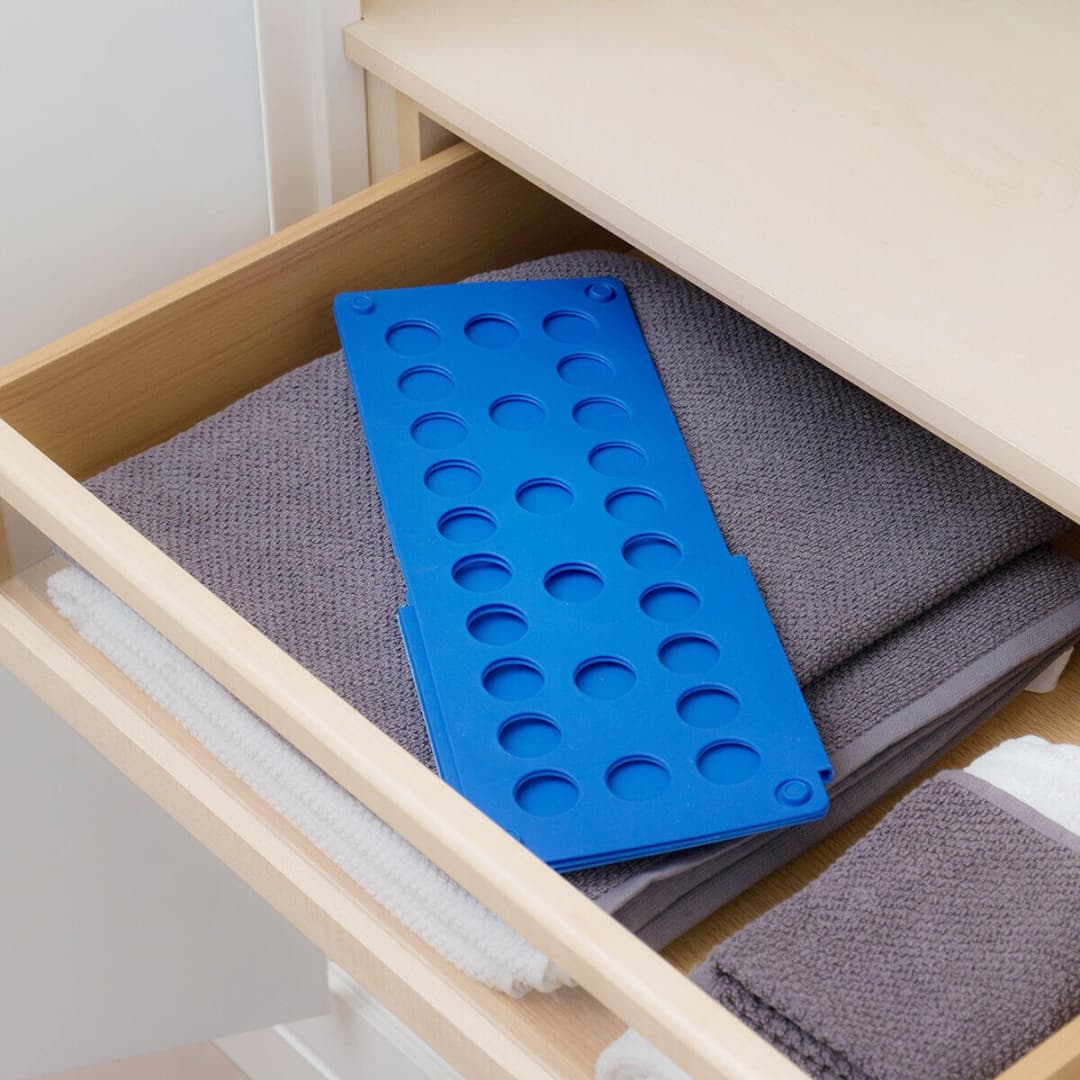 Doblador de ropa infantil compacto y fácil de guardar