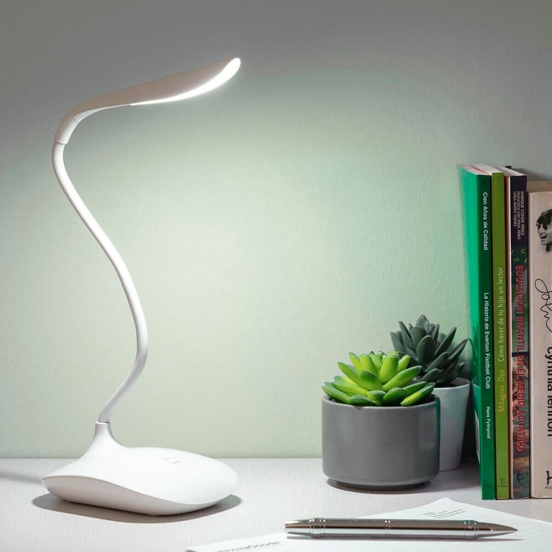 Vista lateral de la lámpara LED recargable con cable USB incluido para carga rápida