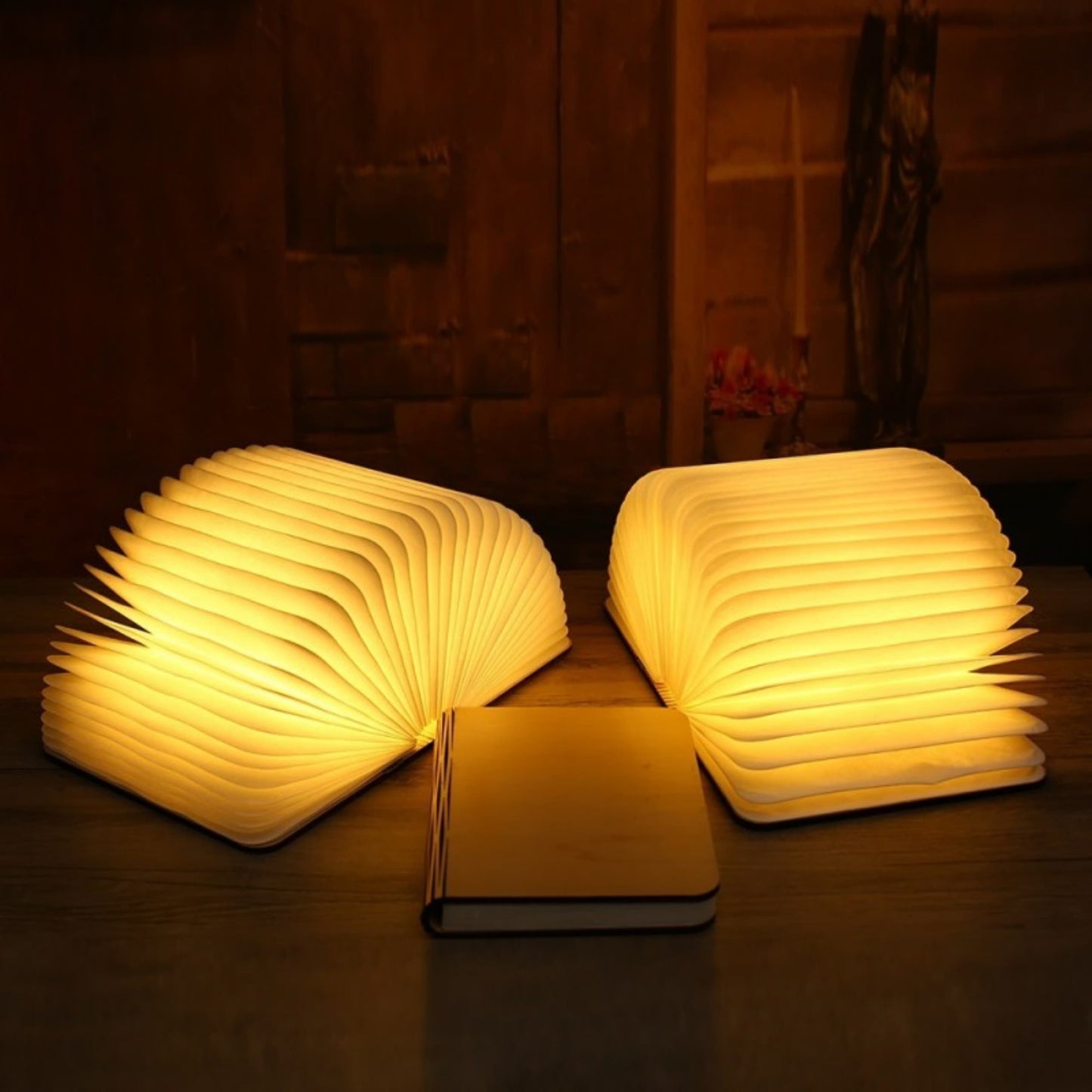 Lámpara libro LED usada como luz decorativa sobre escritorio de madera.