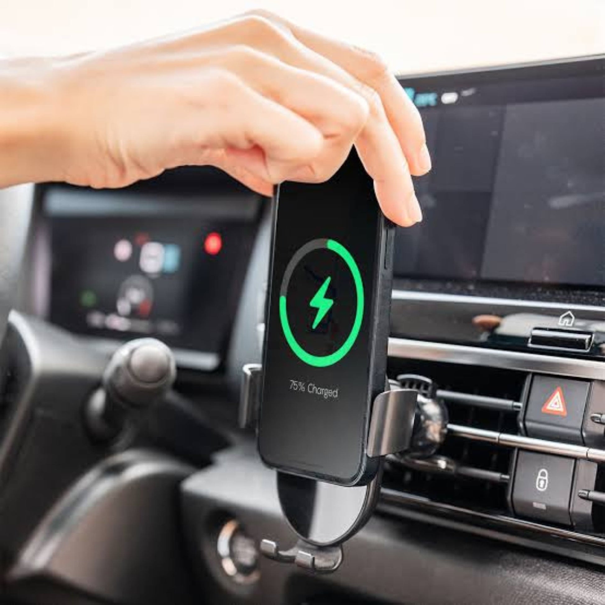 Detalle del cable USB‑C y adaptador QC 3.0 incluidos en el cargador para coche