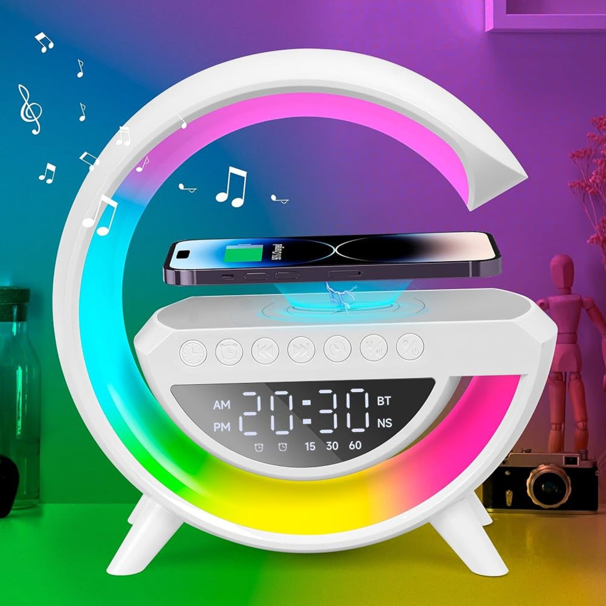 Lámpara G‑3.0 encendida sobre mesa de escritorio con ambiente cálido
