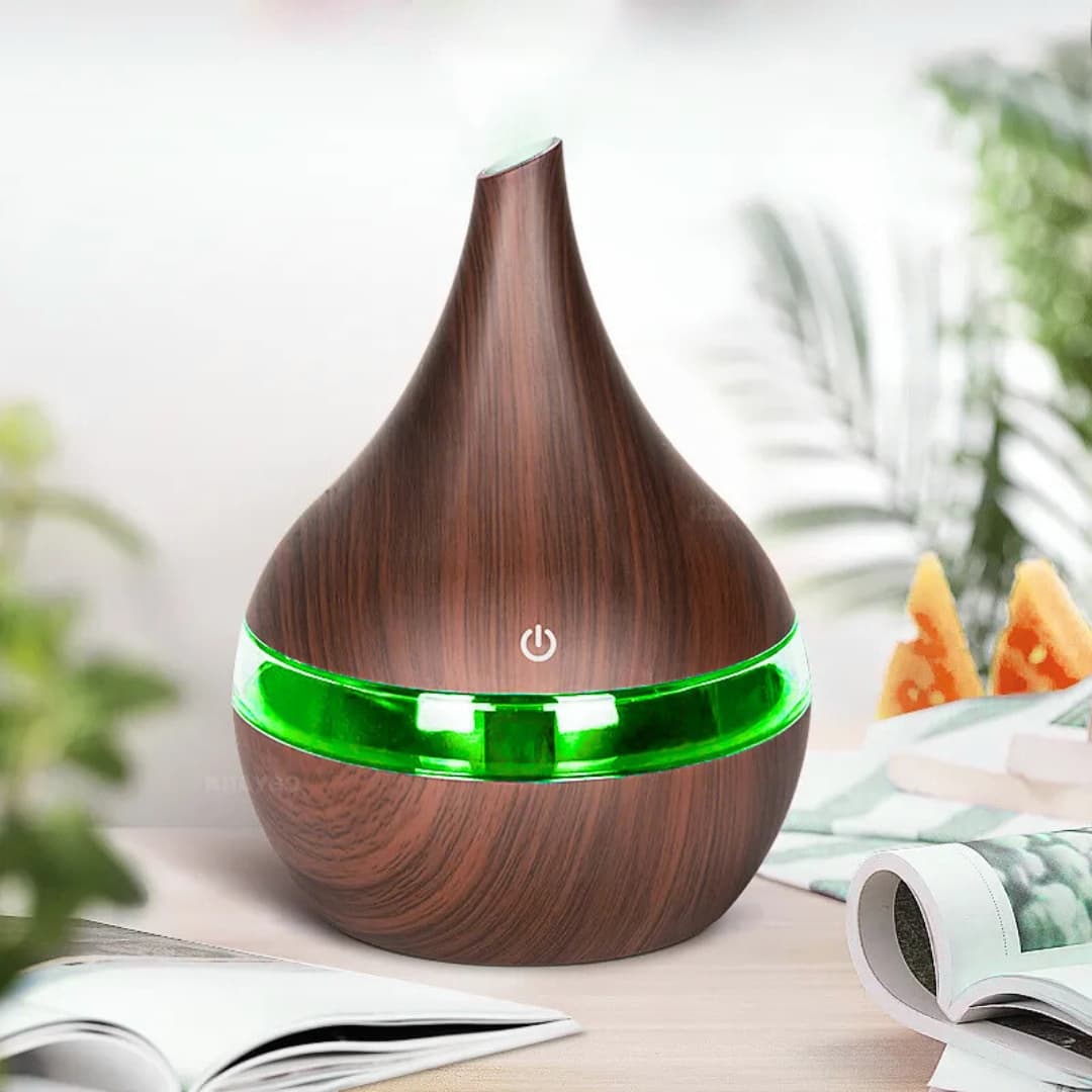 Humidificador 300ml funcionando en ambiente de relajación con luz cálida
