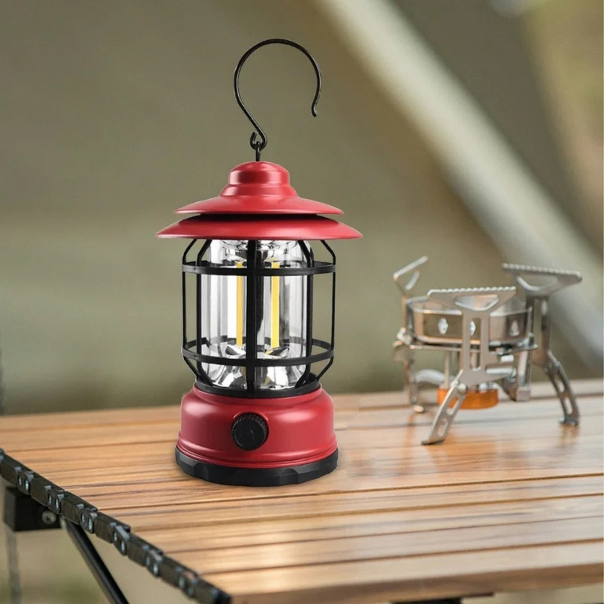Farol recargable USB-C IP54 colgado iluminando una mesa en terraza