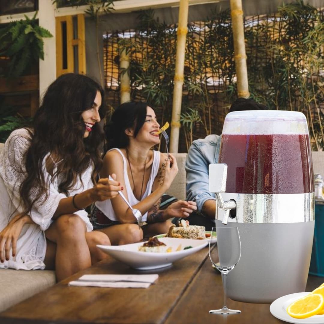 Dispensador de bebidas refrigerante en uso durante celebración al aire libre
