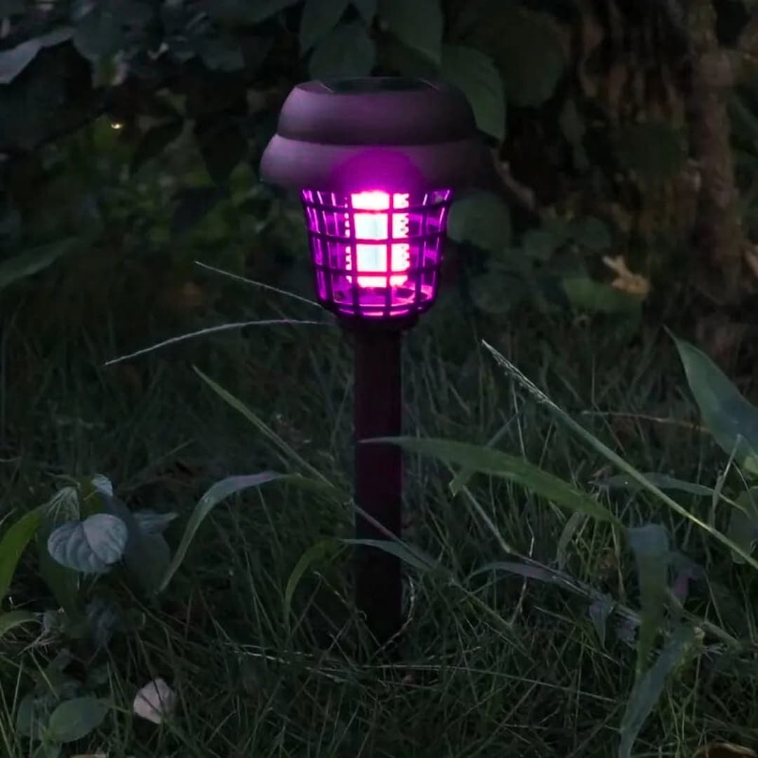 Lámpara antimosquitos iluminando terraza durante noche sin presencia de insectos