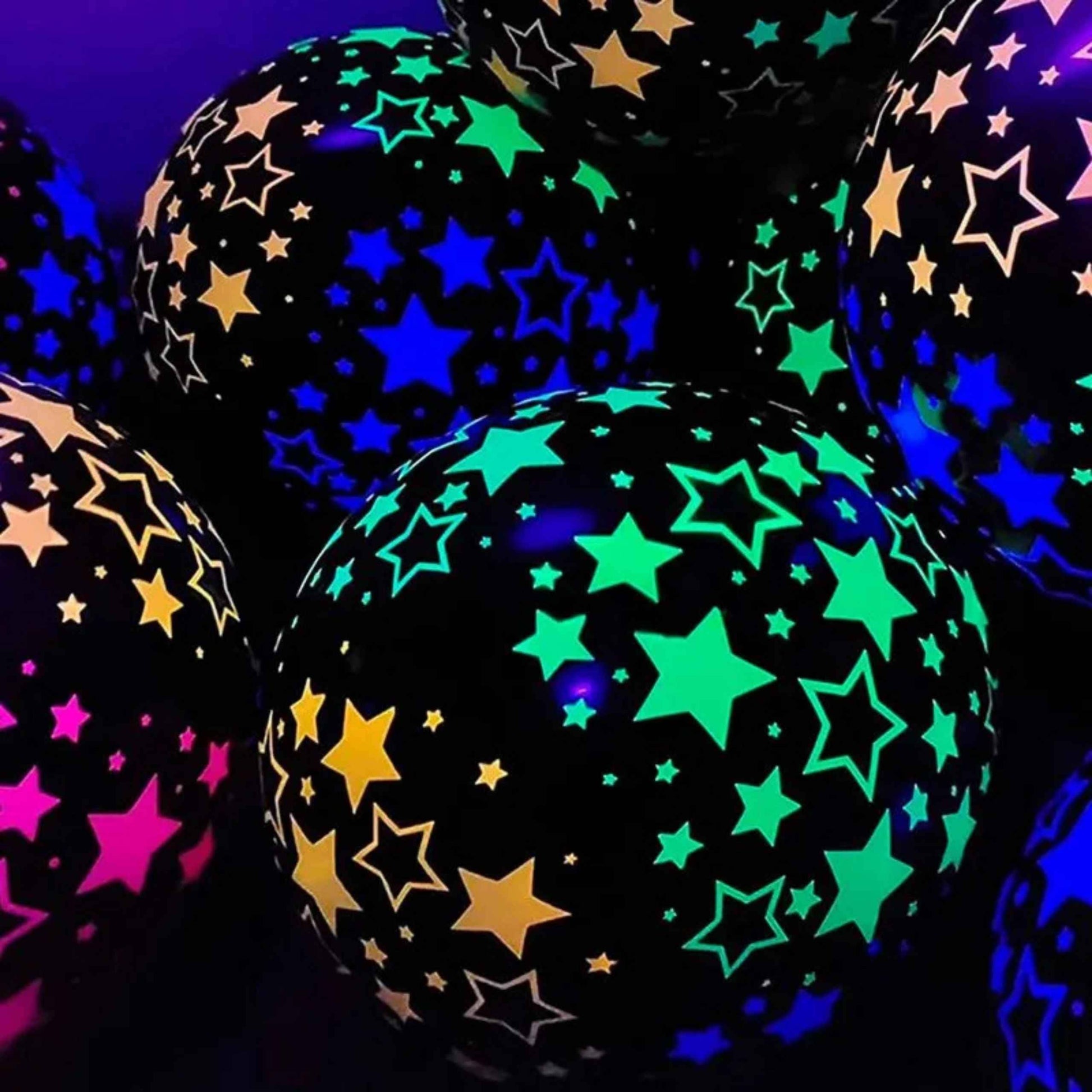 Globos UV LumiStar FX sendo inflados con helio para decoración aérea