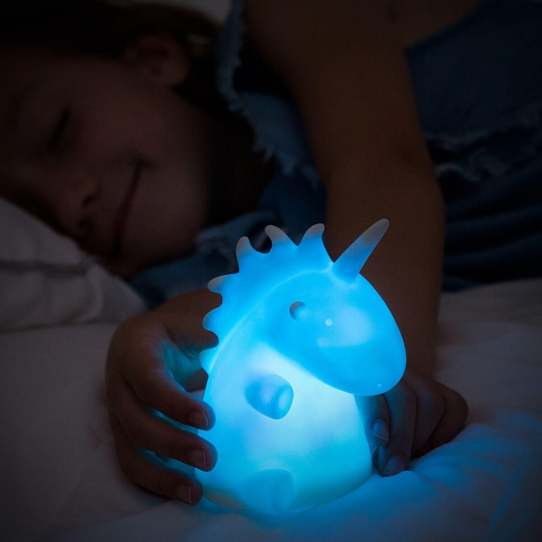 Vista lateral de lámpara unicornio LED con diseño adorable y compacto