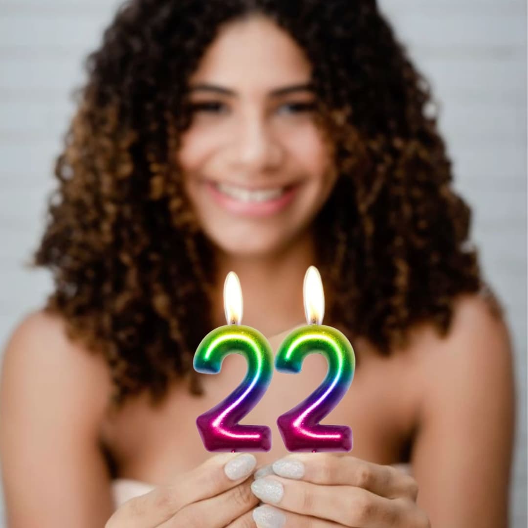 Velas arcoíris metálicas del número 2 decorando pastel de celebración juvenil