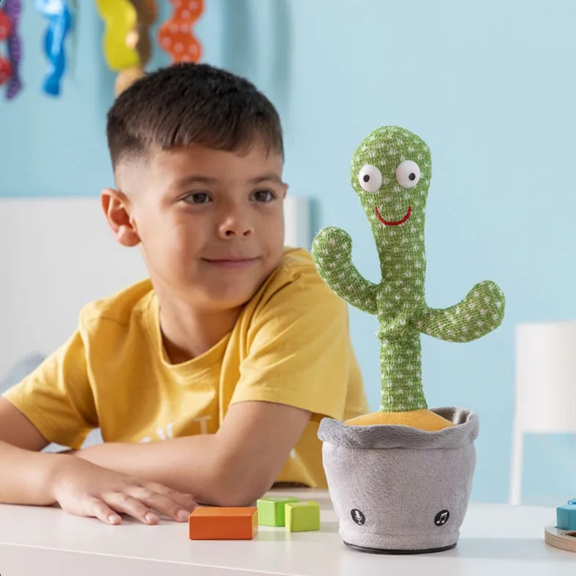 Niño interactuando con cactus musical, grabando y repitiendo sonidos 