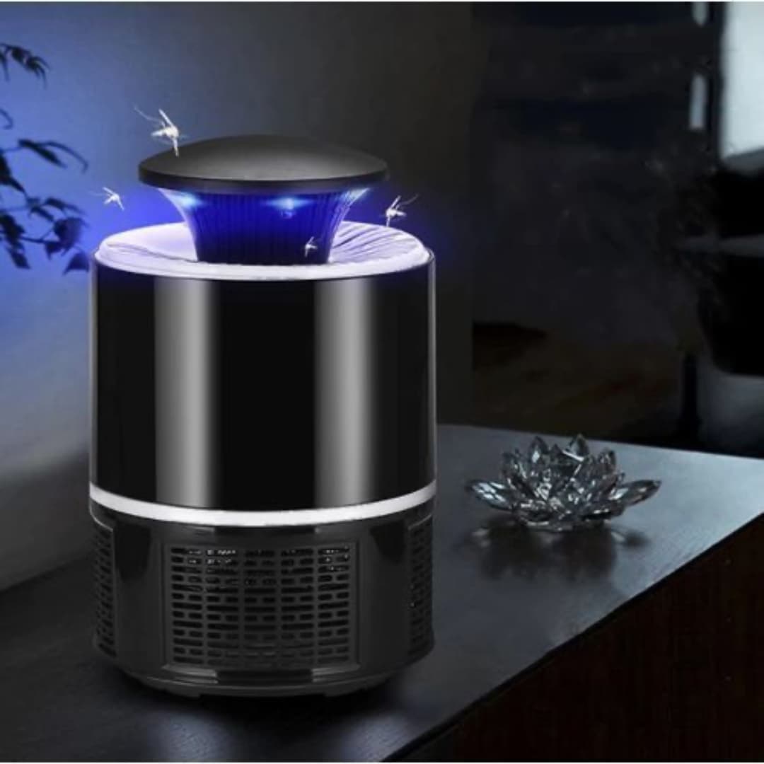 Primer plano del interior de la lámpara antimosquitos mostrando el ventilador y luz UV.