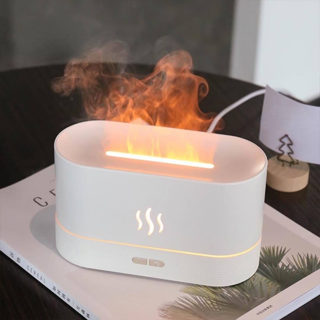 Ambiente relajante con difusor funcionando junto a velas y plantas.