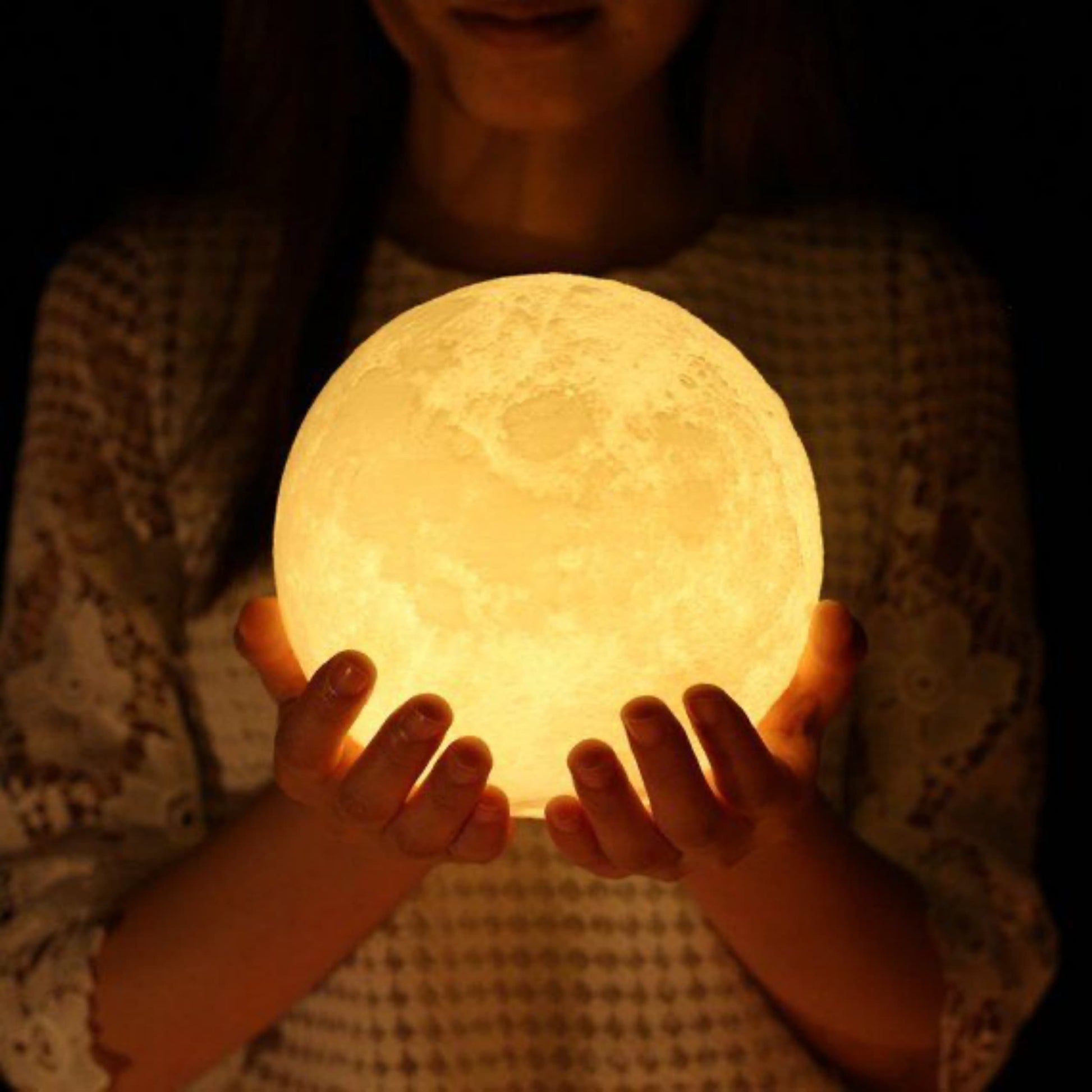Luz cálida suave proyectada por la lámpara lunar, ideal para relajación o dormitorio.