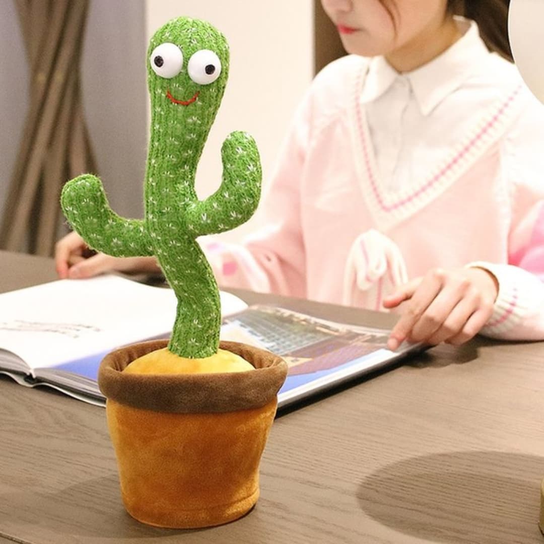 Cactus bailarín en funcionamiento, bailando sobre una mesa en una sala de estar iluminada.