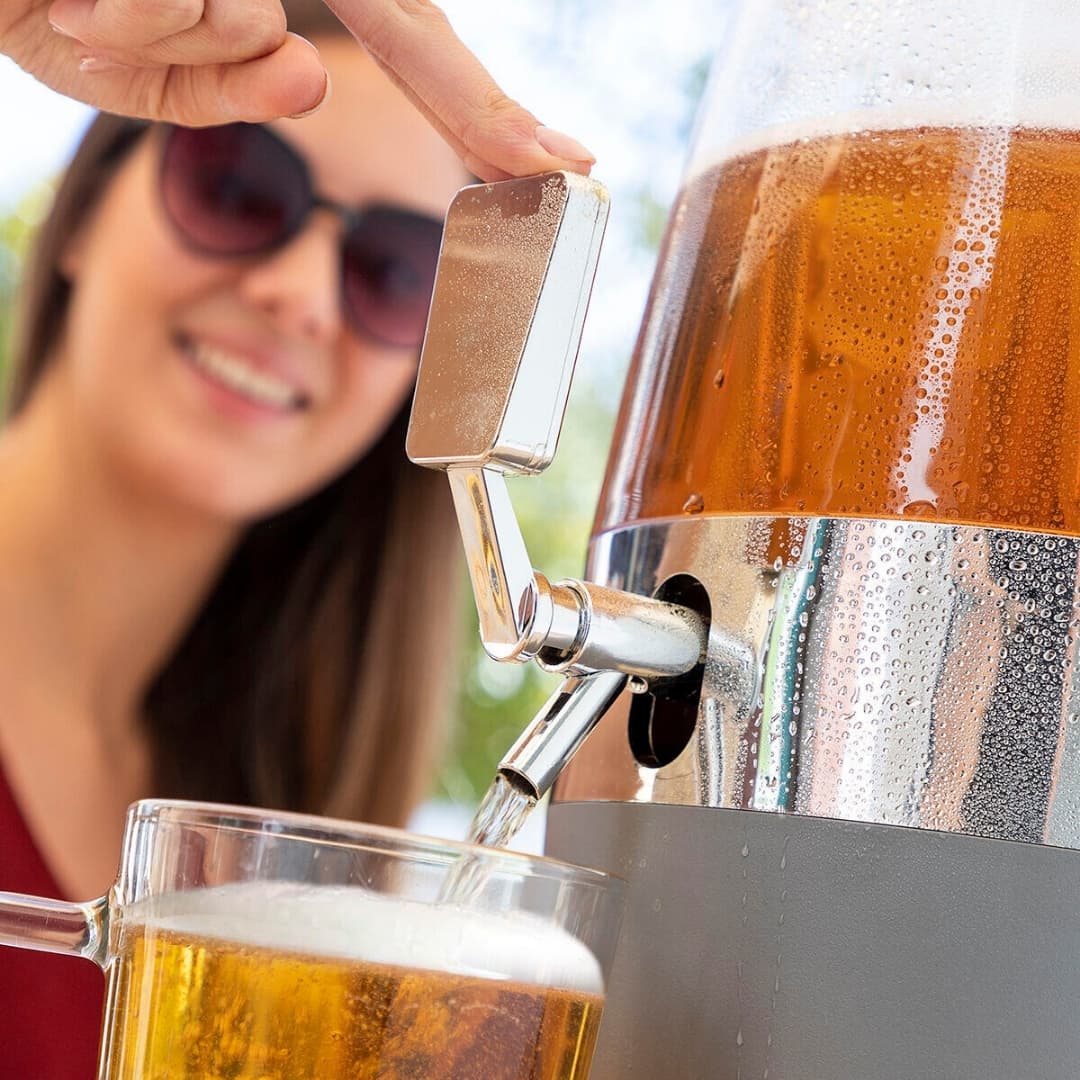 Base del dispensador de bebidas mostrando espacio para vasos y snacks