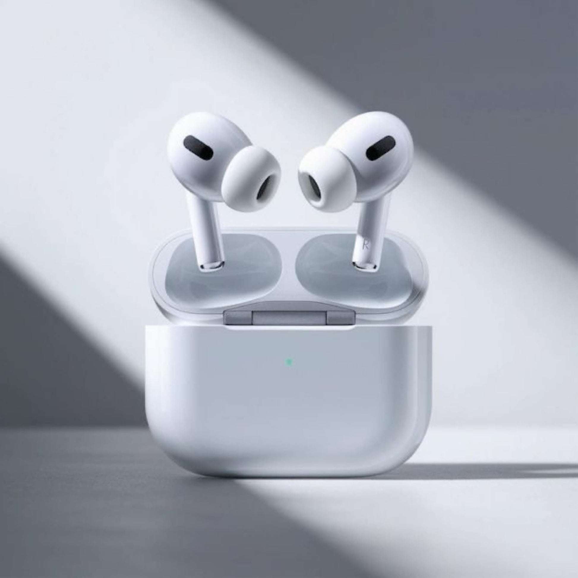 Auriculares estilo tallo dentro del estuche negro, carga rápida USB‑C