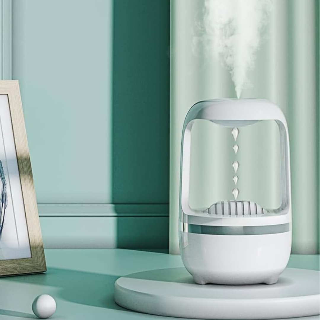 Humidificador antigravedad con cable USB conectado sobre mesa de noche