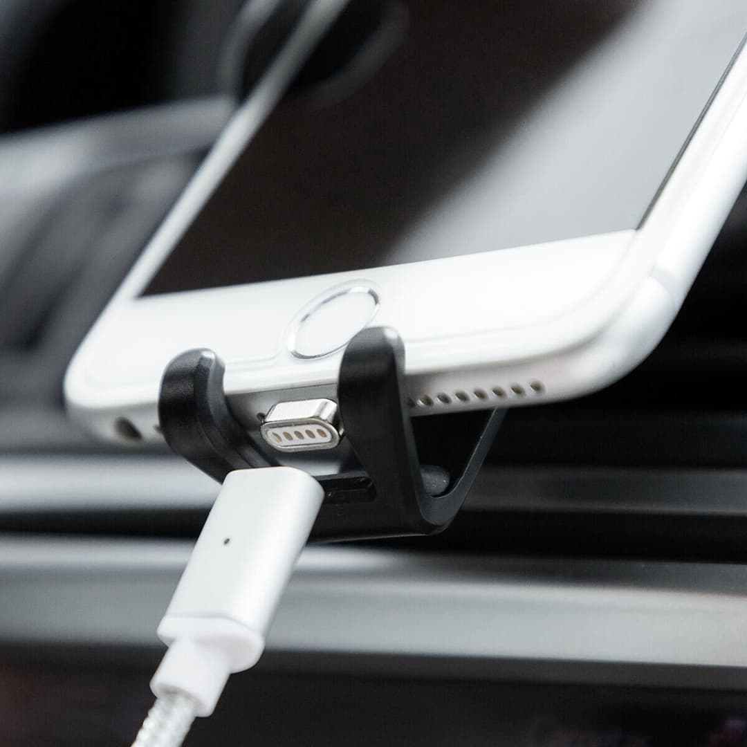 Smartphone colocado en soporte Gravder con acceso libre al puerto de carga USB