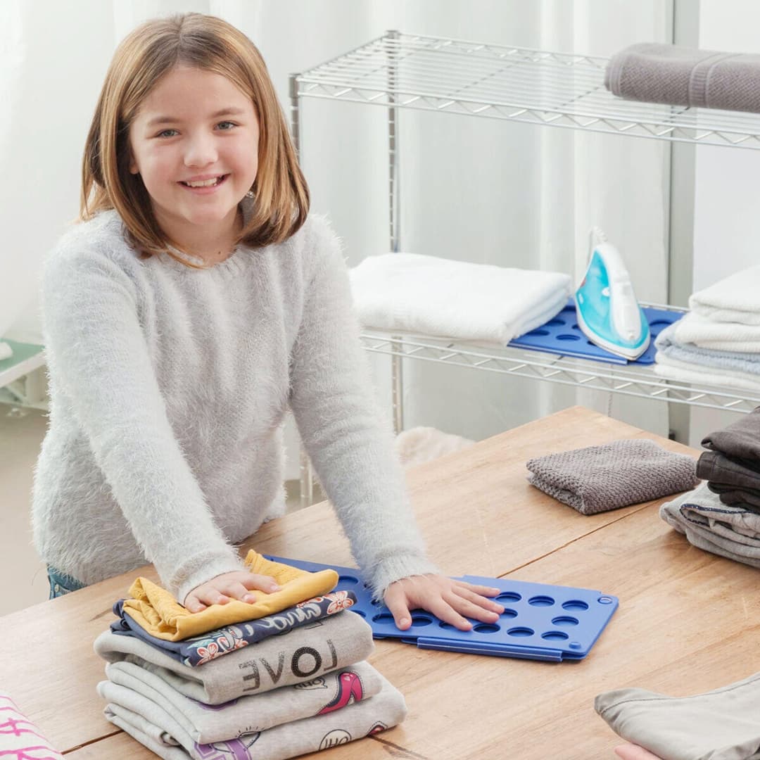 Doblador de ropa infantil en uso para doblar pantalones pequeños