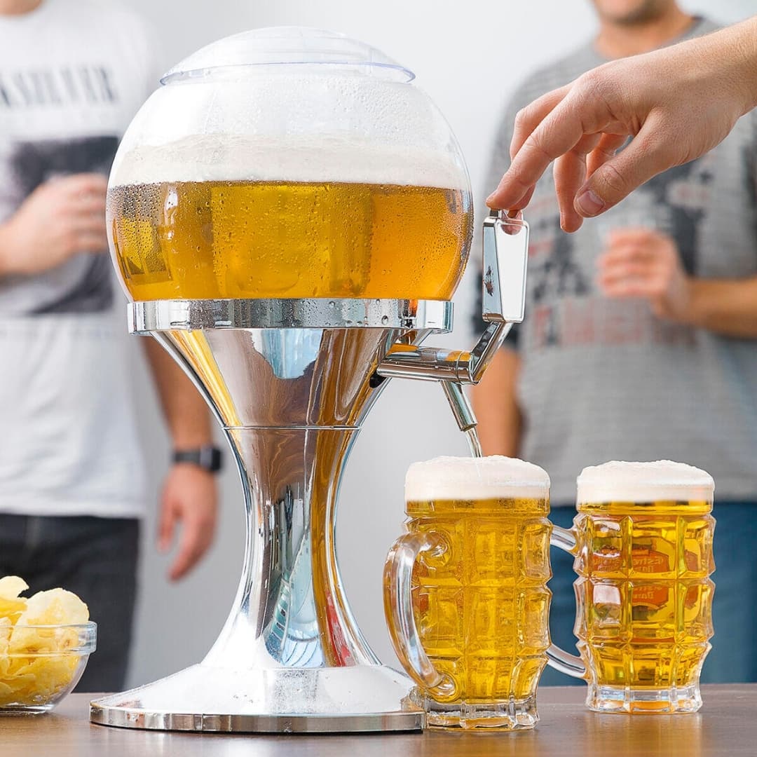 Dispensador de cerveza Ball en uso durante una reunión al aire libre