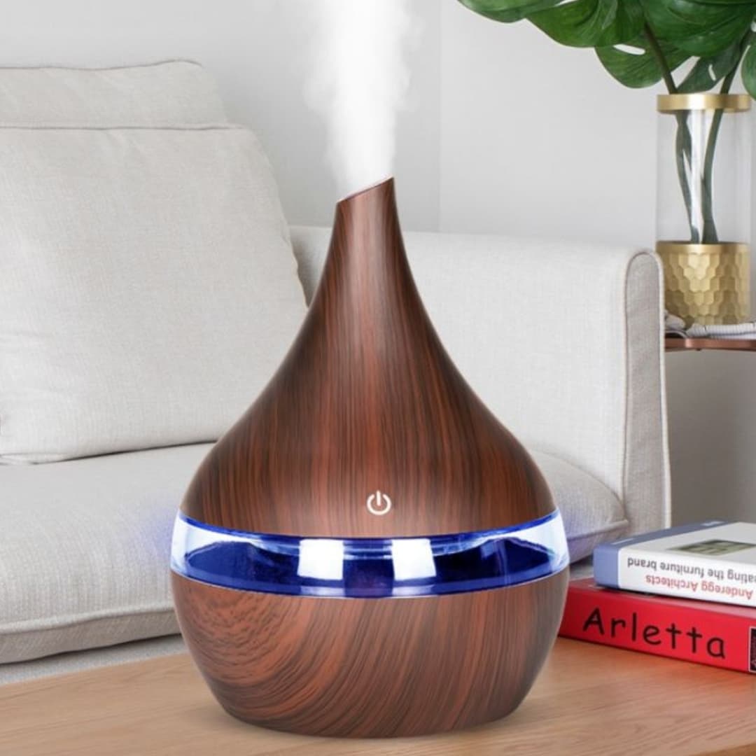 Humidificador 300ml con cable USB conectado sobre escritorio moderno