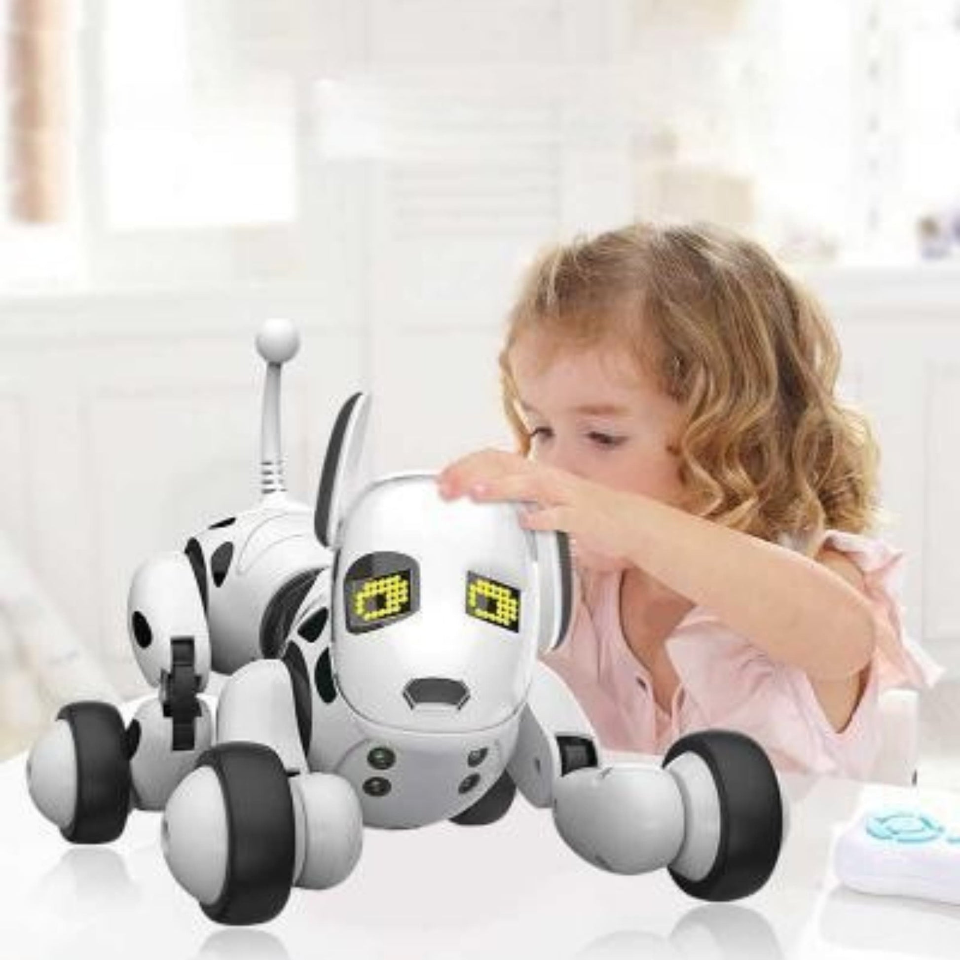 Niño jugando con el robot perro interactivo, recargable y programable