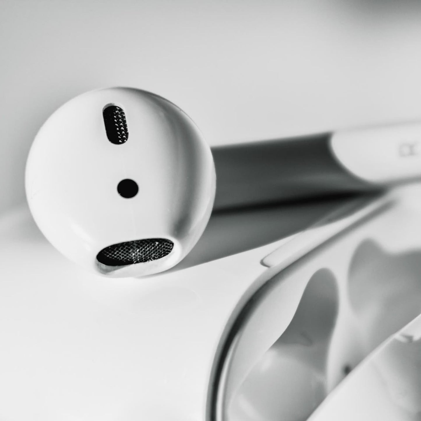 Imagen de perfil del i12 TWS mostrando diseño ergonómico y Bluetooth 5.0