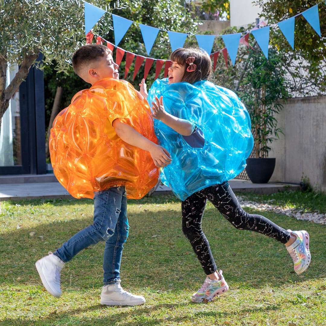Pelotas hinchables gigantes utilizadas en juego de bubble soccer en jardín