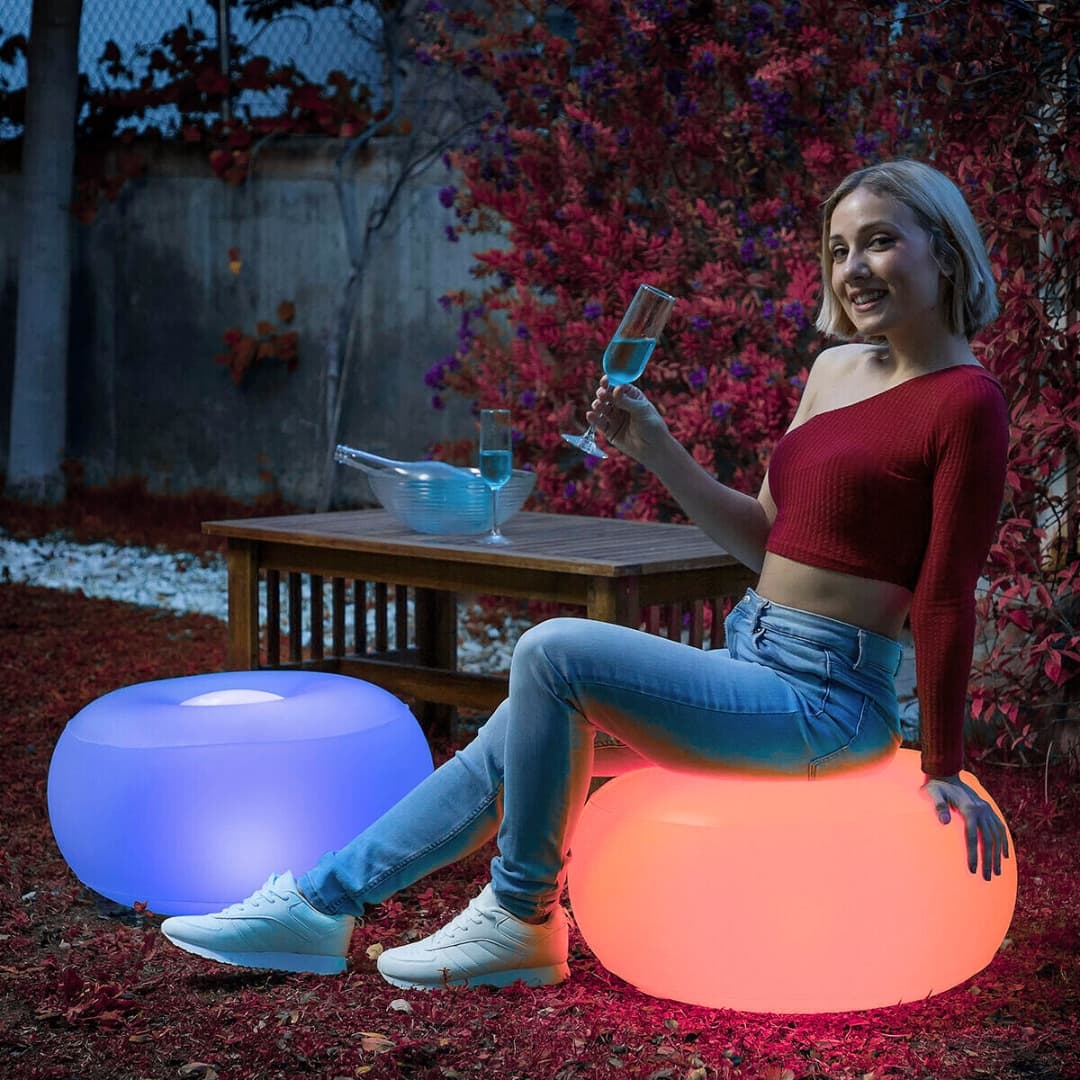 Asiento Pulight utilizado como reposapiés en terraza iluminada