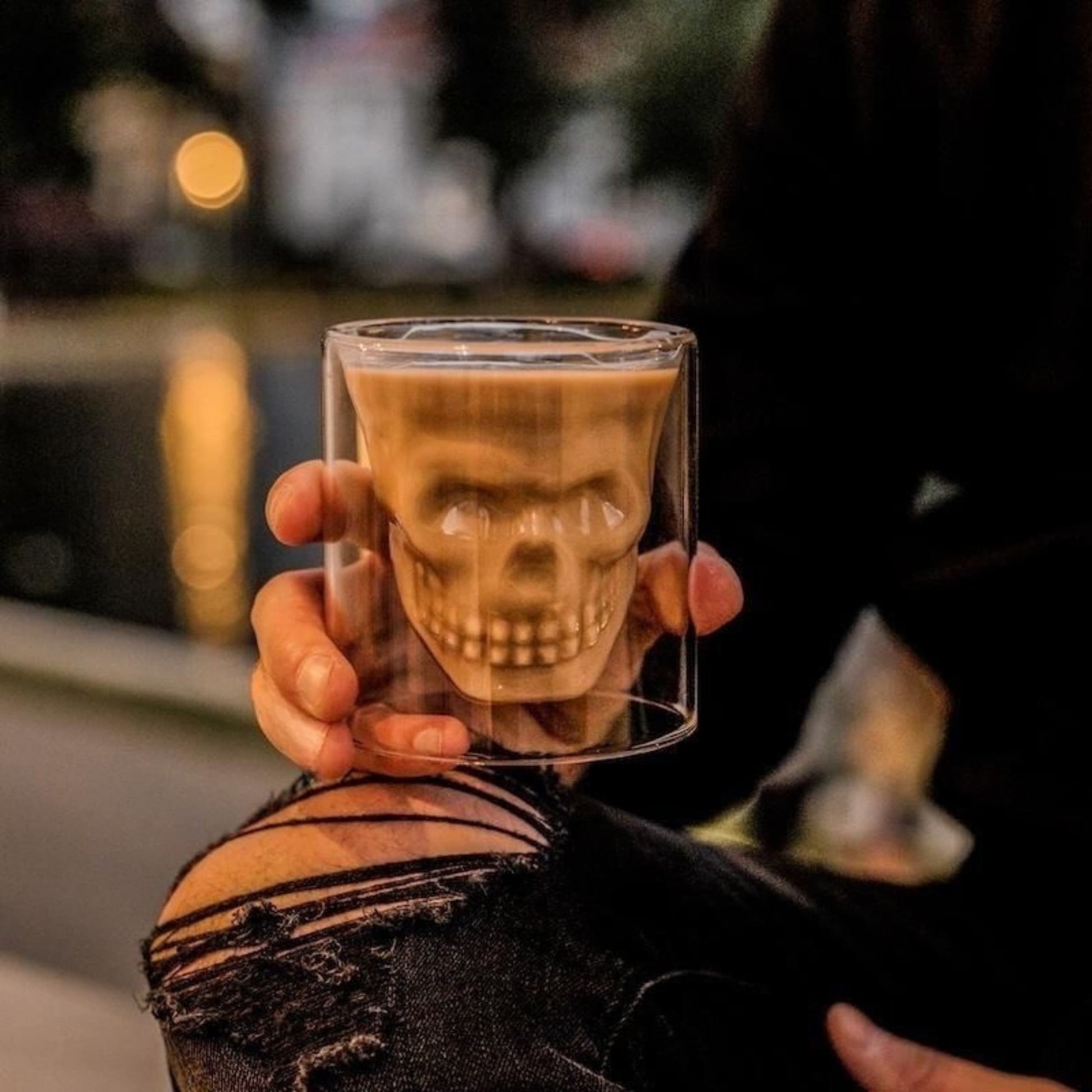 Vaso calavera servido con bebida clara para destacar detalle 3D del vidrio