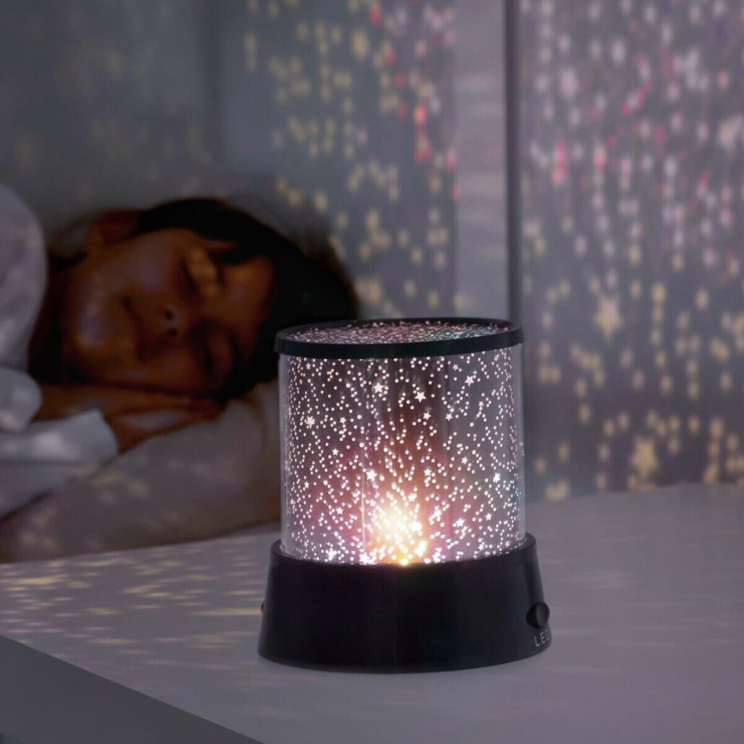 Proyector LED de estrellas utilizado como luz nocturna quitamiedos en cuna de bebé