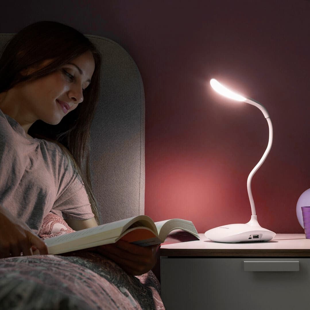 Detalle del botón táctil de la lámpara LED para ajustar la intensidad de la luz