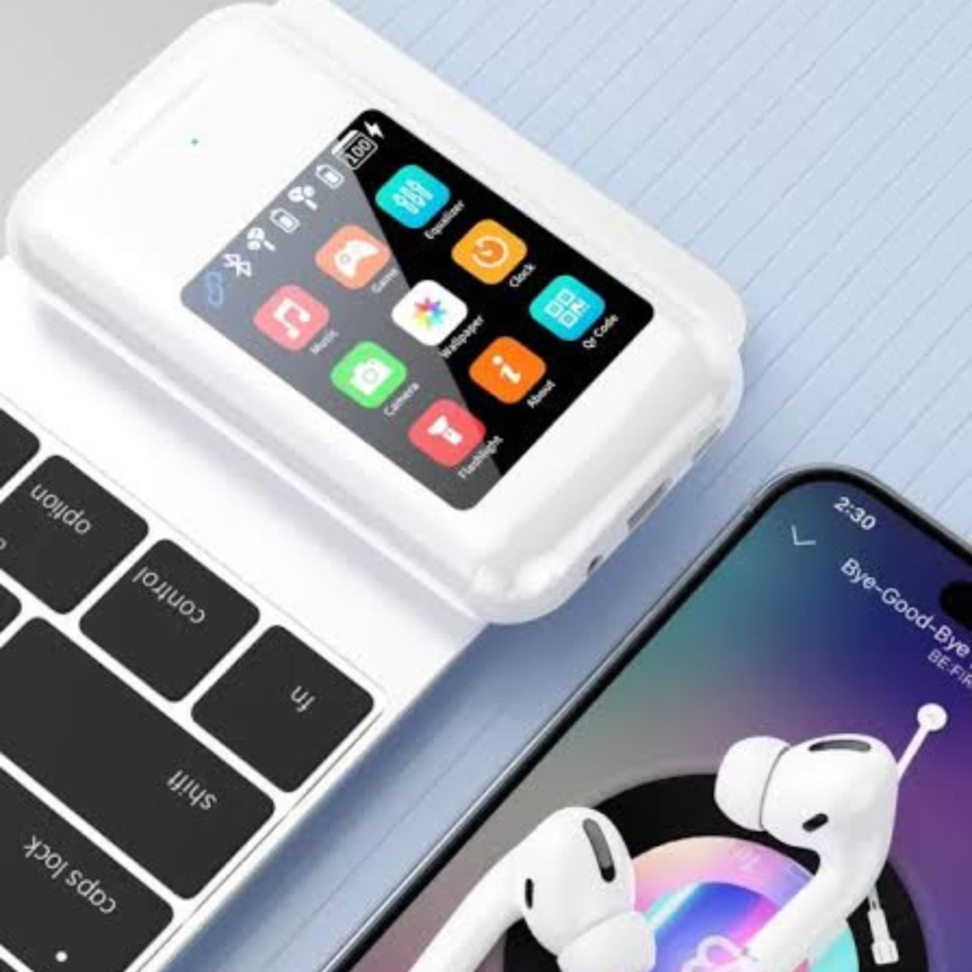 Empaque del set: powerbank 8000 mAh con auriculares, cable y manual en caja