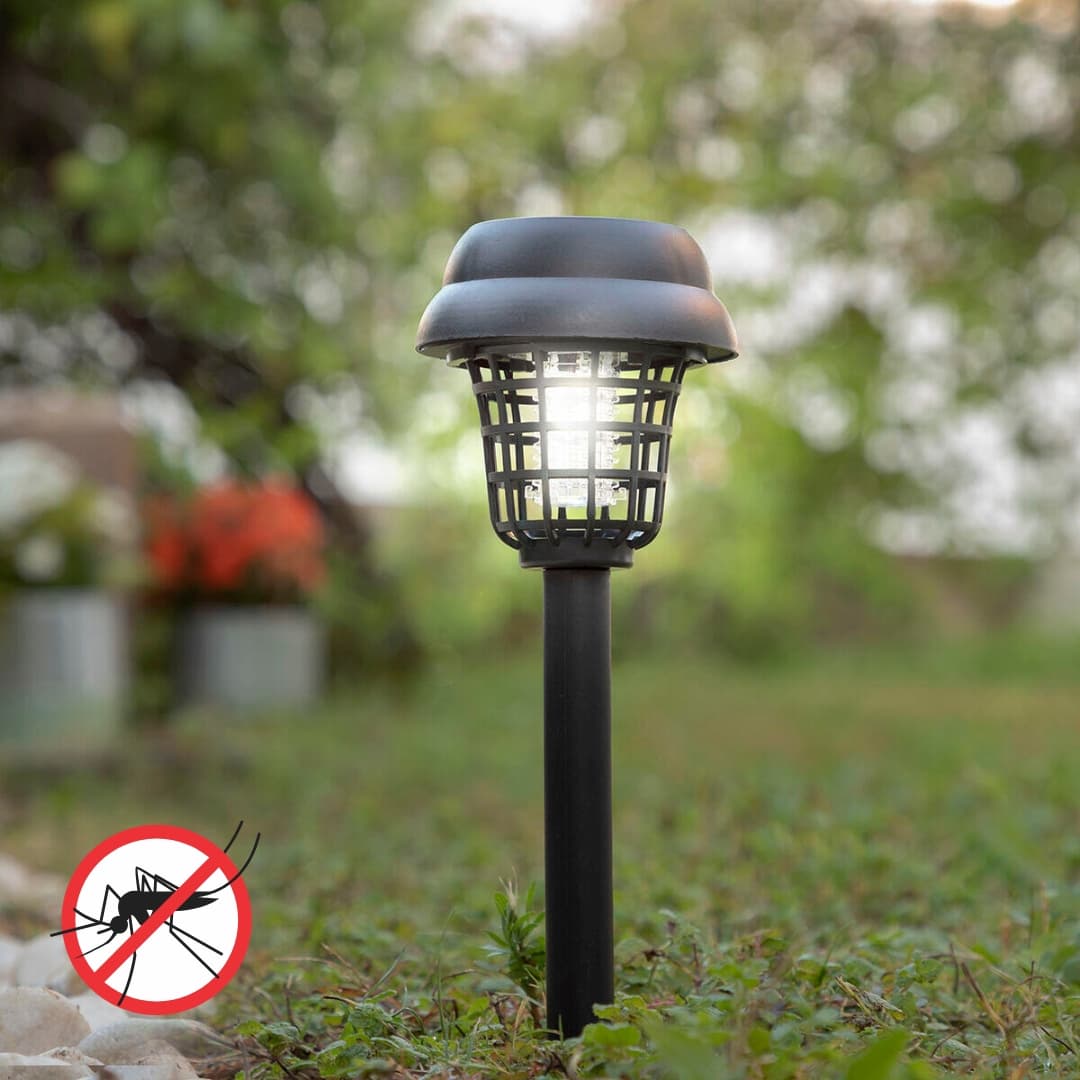 Lámpara solar antimosquitos funcionando en camping al aire libre
