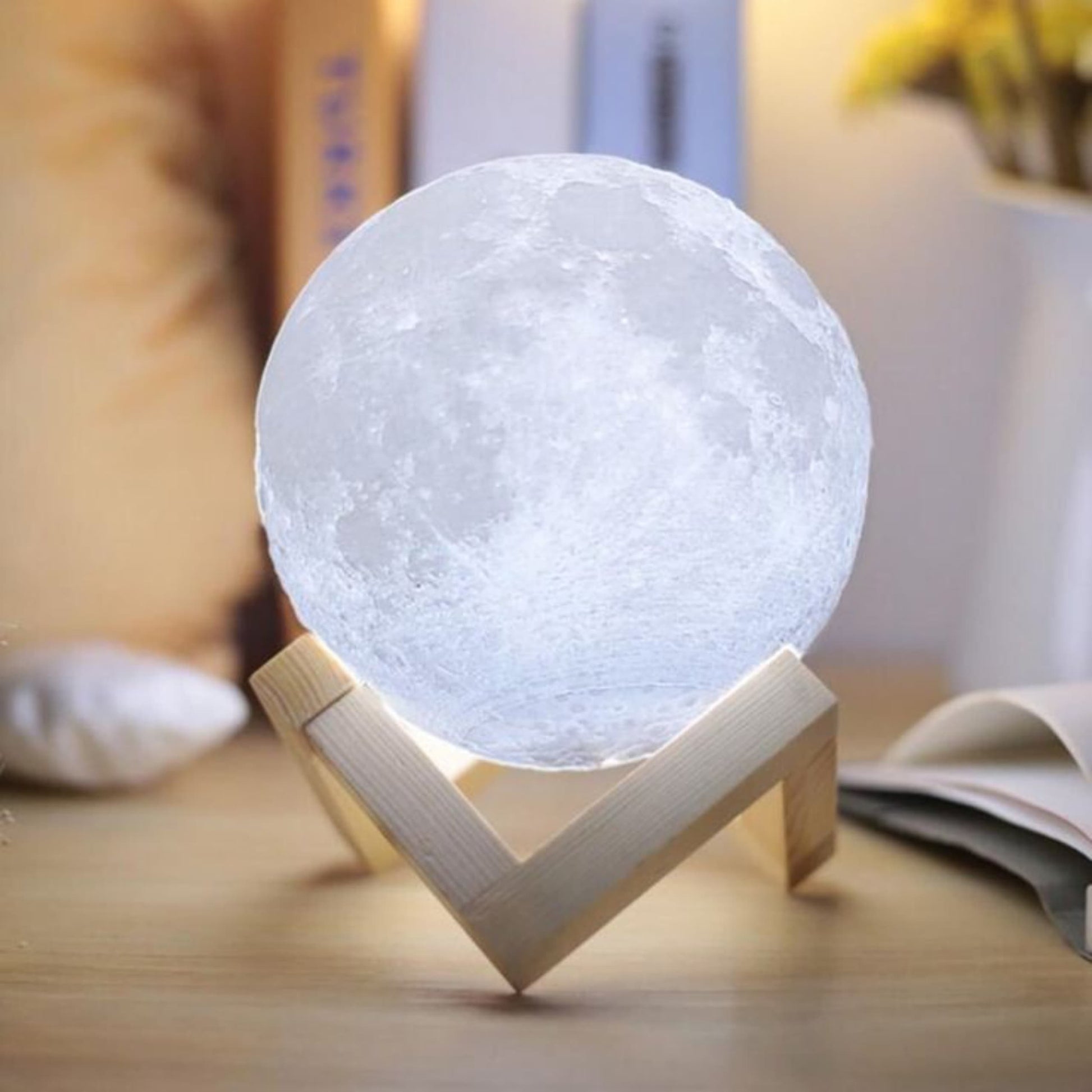 Interacción con la lámpara LED lunar usando el control remoto para cambiar la tonalidad.