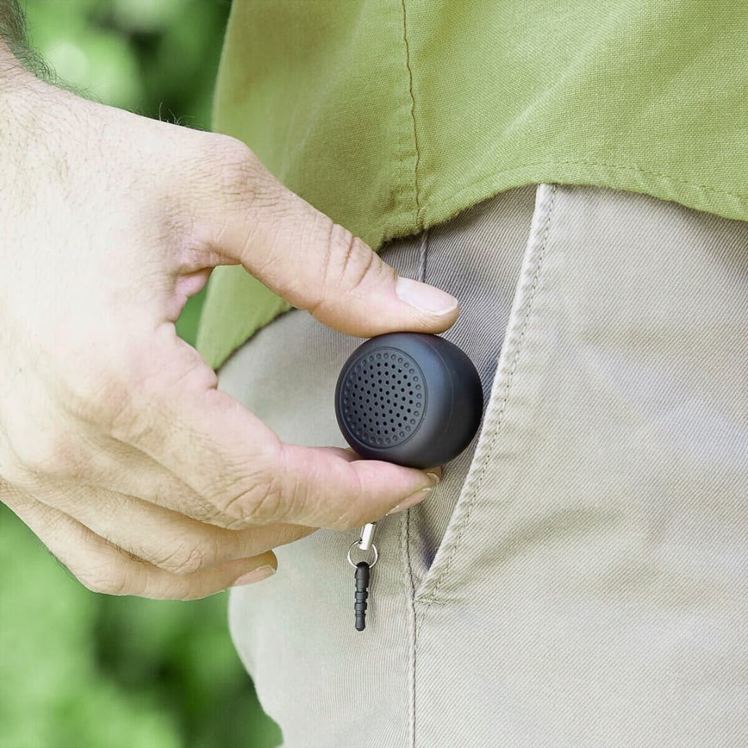 Vista superior del mini altavoz Bluetooth mostrando su diseño redondo y compacto