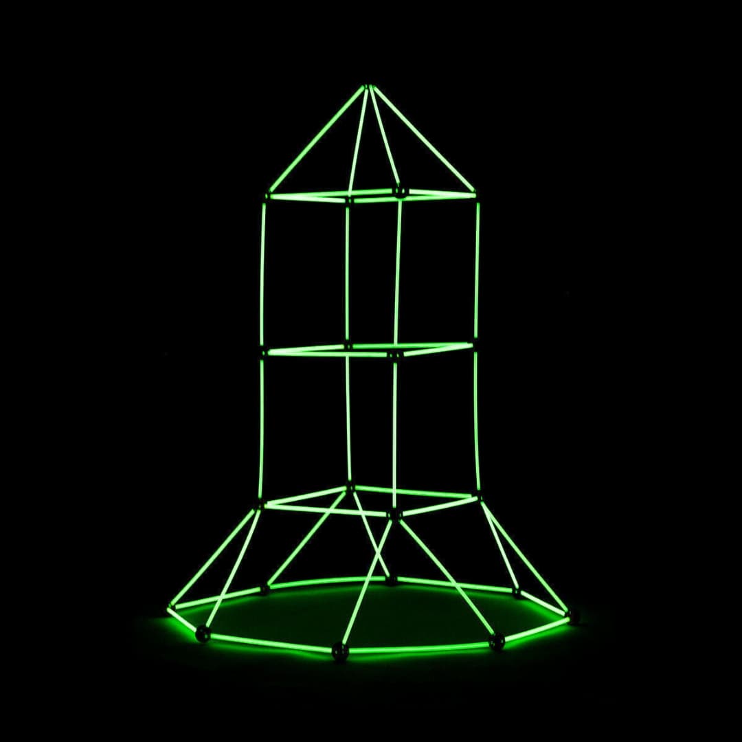 Bloques de construcción fluorescentes brillando en la oscuridad tras exposición a la luz