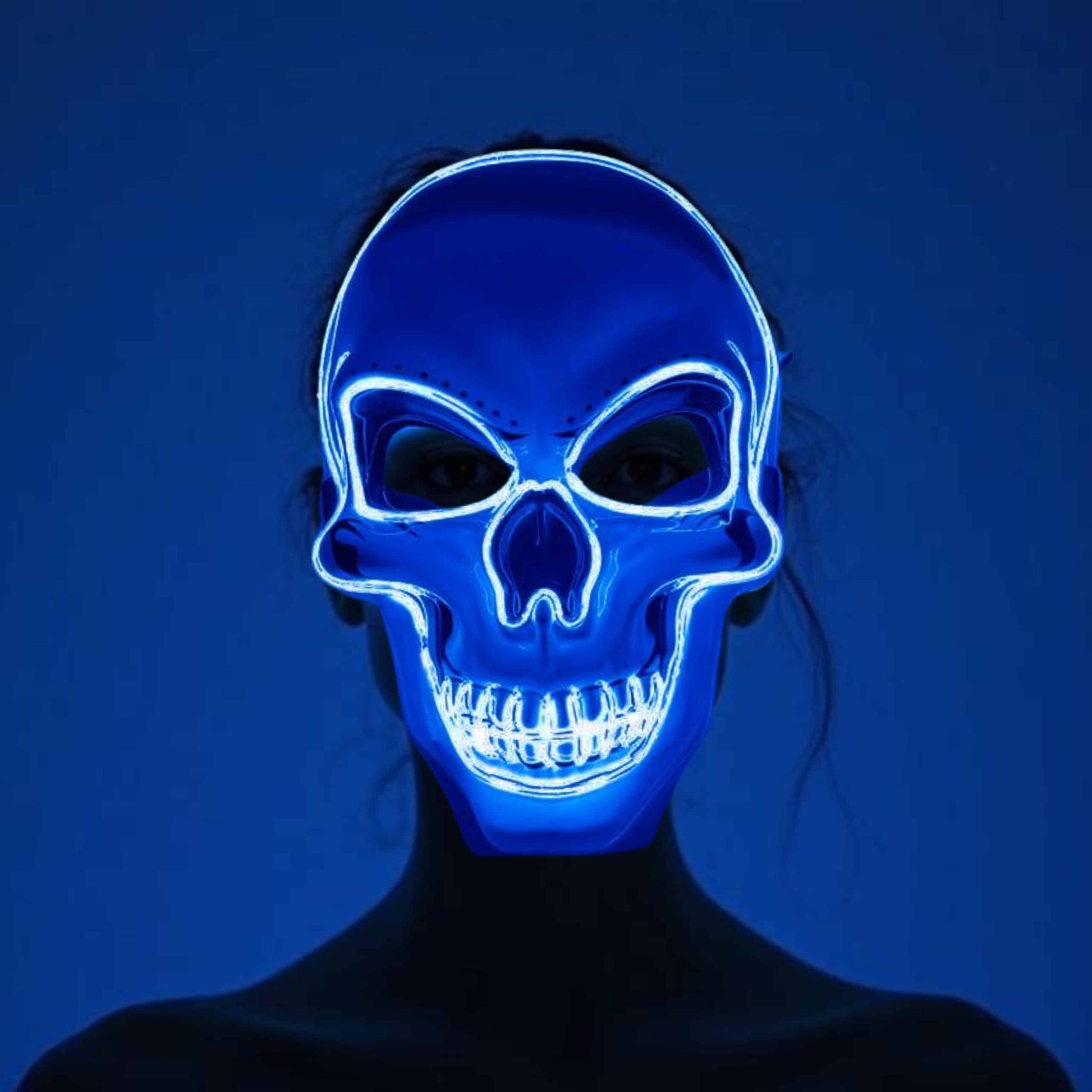 Vista trasera de la máscara LED calavera LumiSkull Xtreme, mostrando el compartimento de baterías