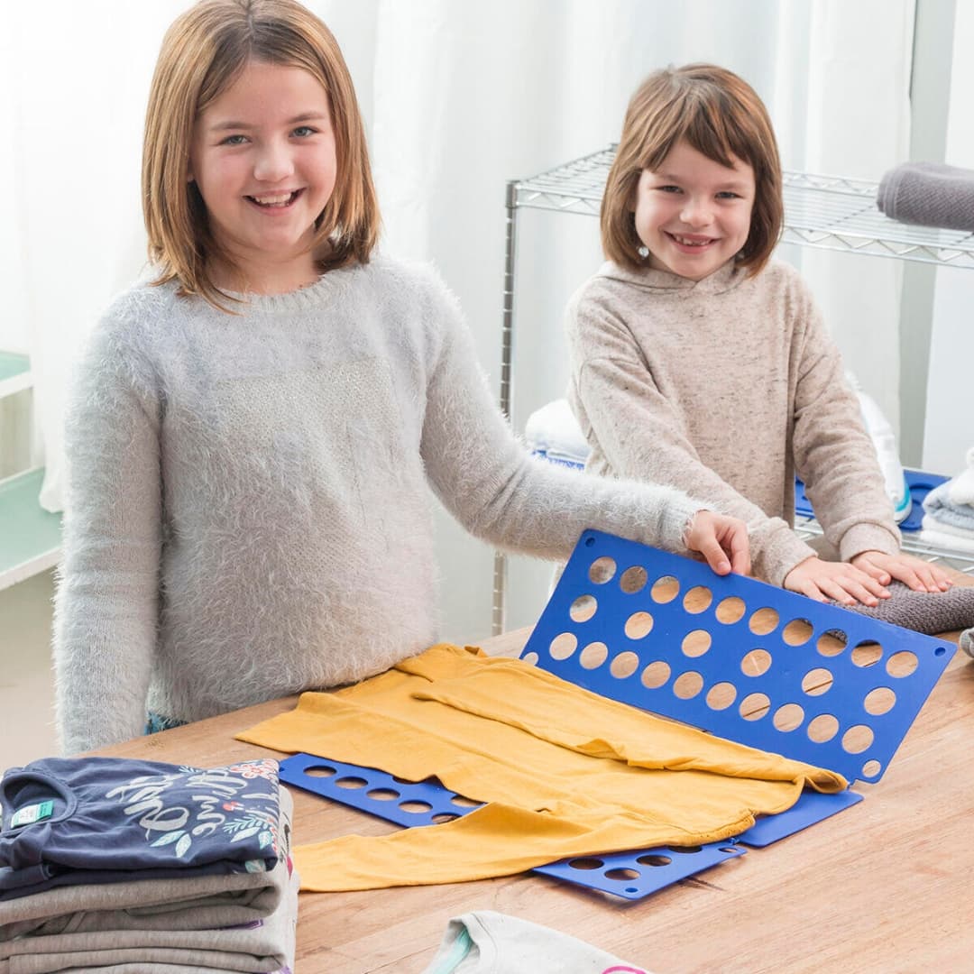 Detalle del material plástico resistente del doblador de ropa infantil