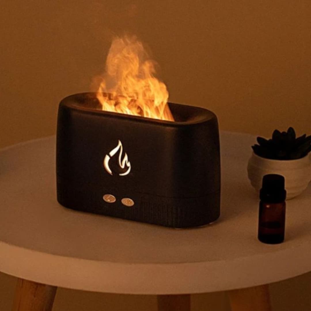 Humidificador ultrasónico con efecto llama en escritorio moderno