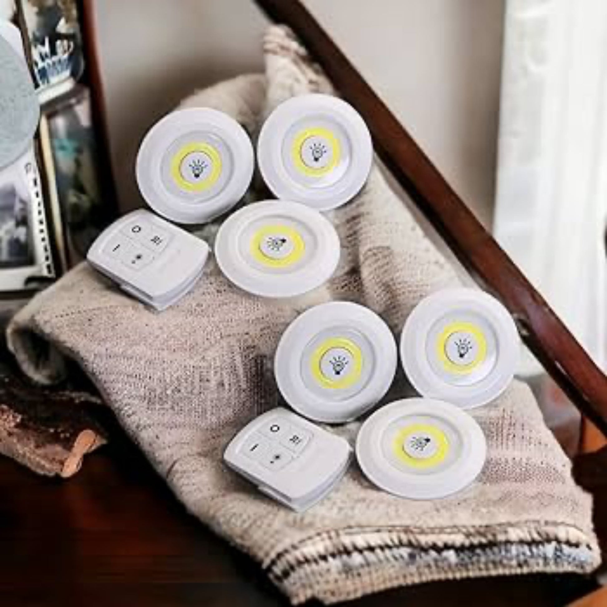 Ideal como luz de noche en baños, dormitorios y zonas sin enchufes.