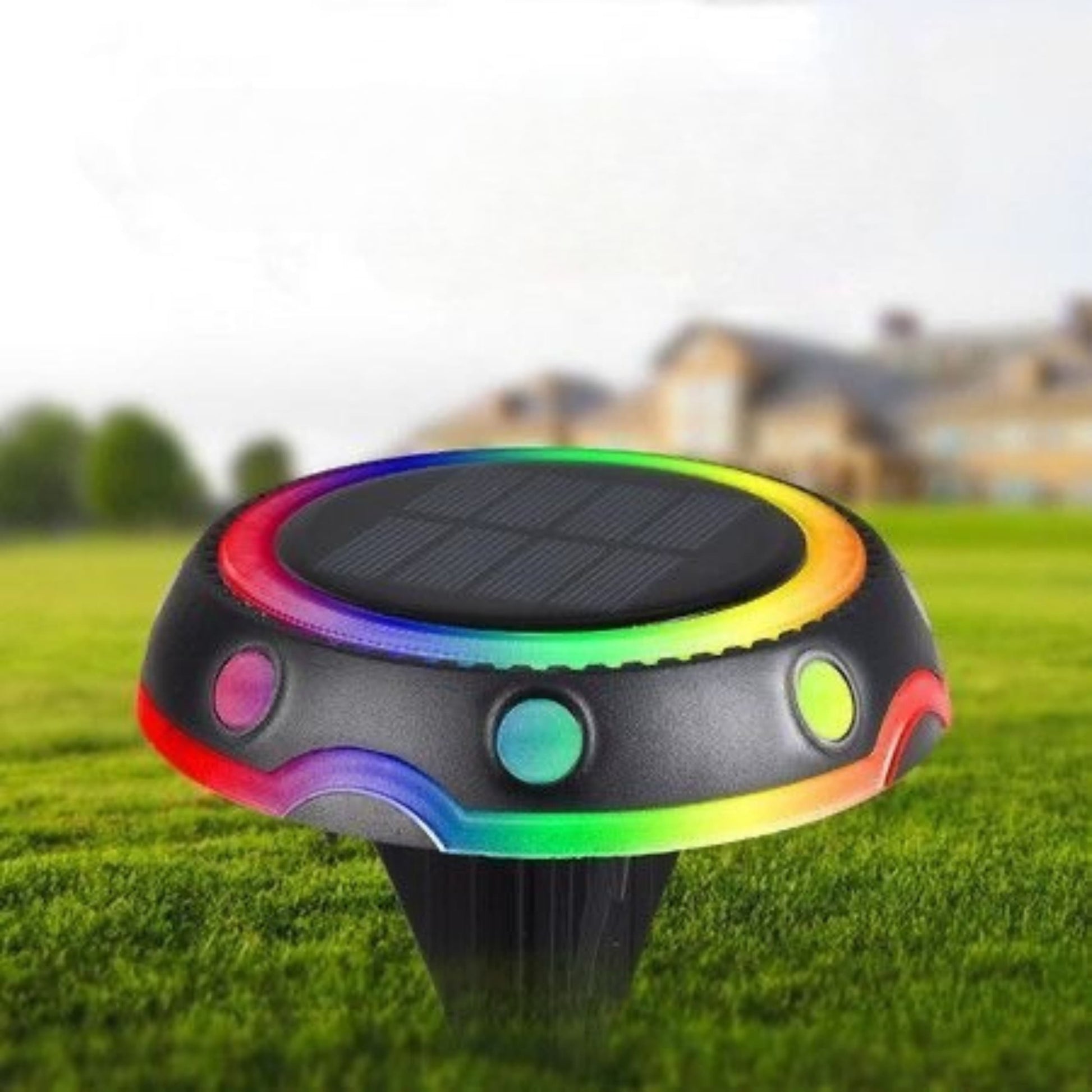 Vista de estaca LED solar RGB instalada junto a camino de entrada