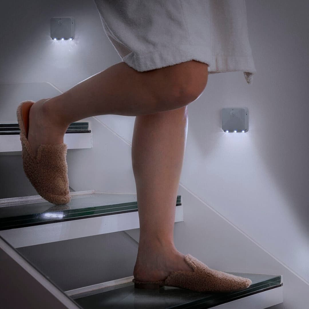 Luz LED Lumtoo encendida en baño sin iluminación principal