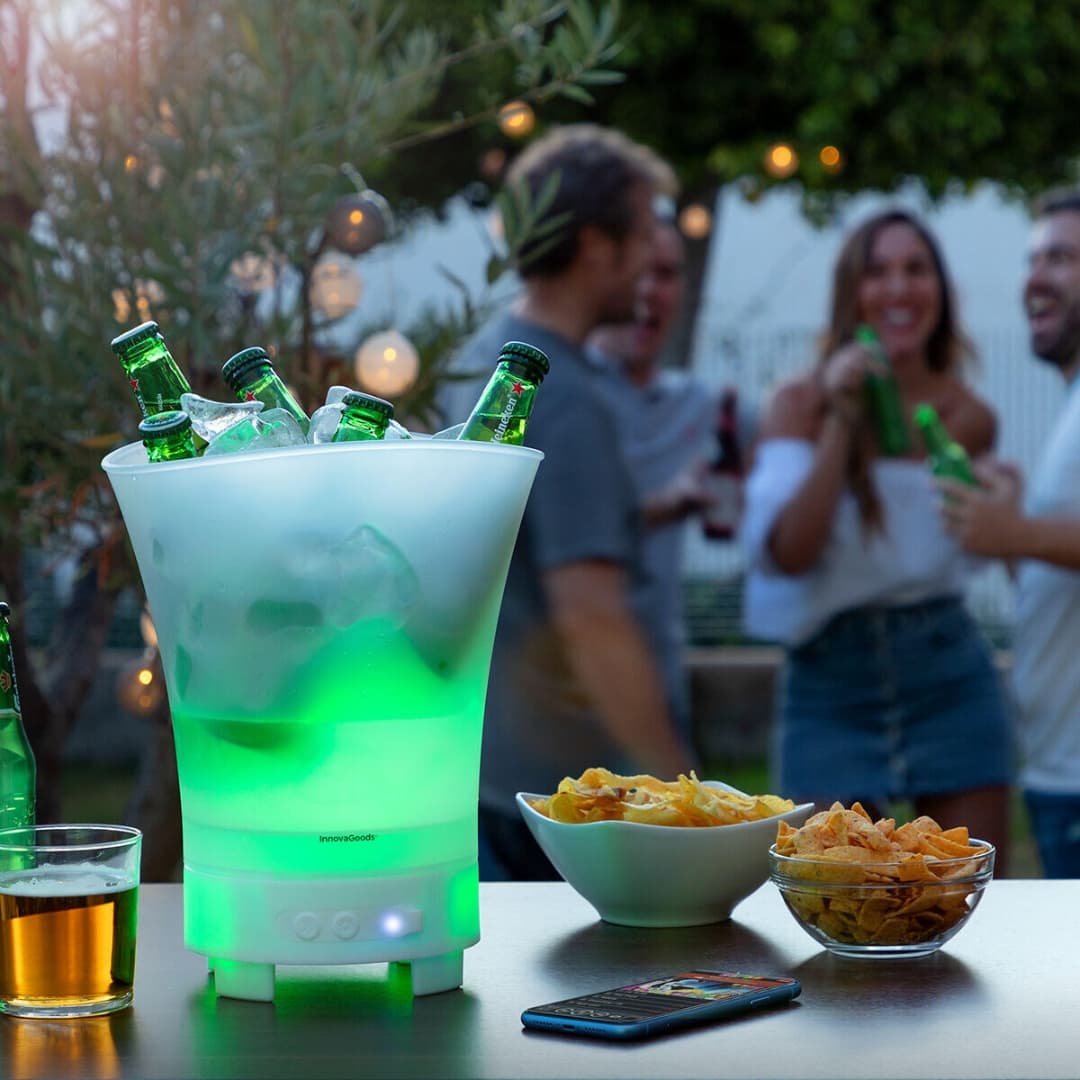 Vista superior de la cubitera con hielo y luz LED en modo destellos