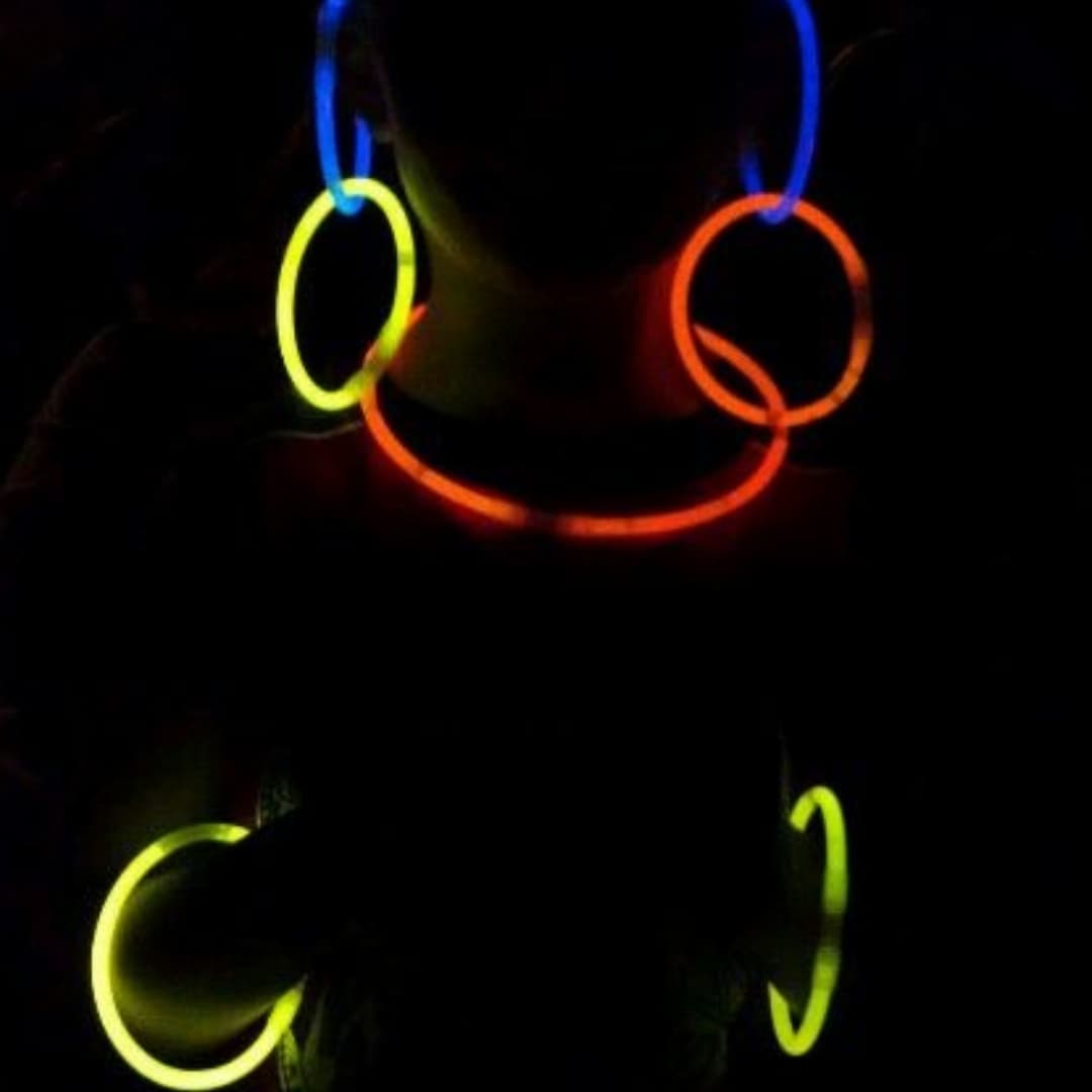 Niños armando accesorios luminosos con Lumina Pro, actividad creativa para cumpleaños y eventos.